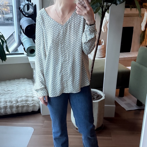 White and green patterned blouse - Picture 3 of 3